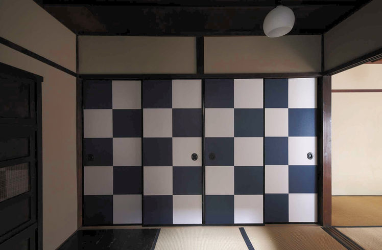町屋「離」のモダンな襖