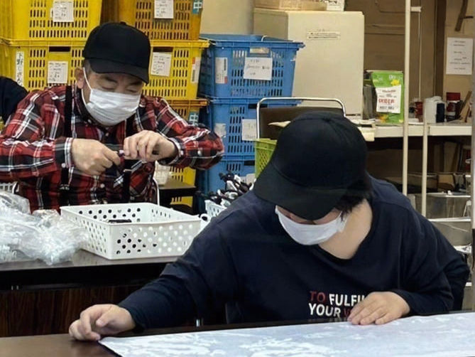 就労継続支援で作業をする人