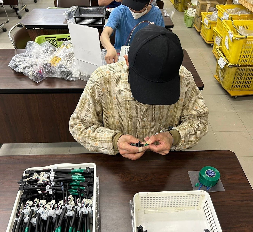 黒いキャップを被った男性が軽作業をしている様子