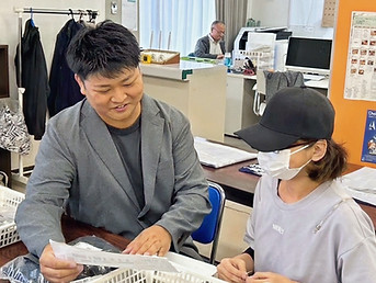 スタッフに作業手順やアドバイスをする様子