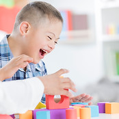 ブロックで遊んでいる男の子