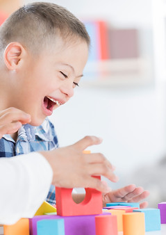 Niño jugando con bloques