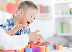 Niño jugando con bloques