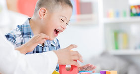 ブロックで遊んでいる男の子