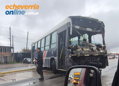 Violento choque en Camino de Cintura entre un colectivo y un camión: Un herido