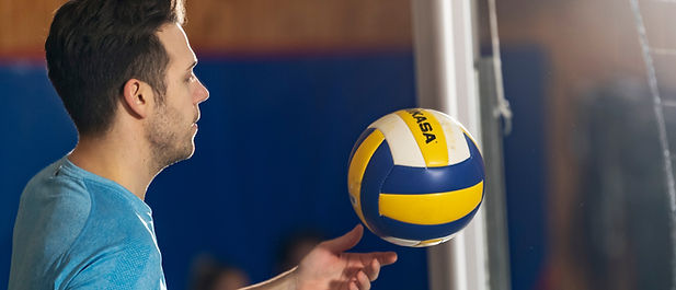 Man med Volleyboll