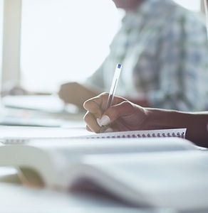 Studenti adulti in formazione professionale su temi di finanza, trading e consulenza.