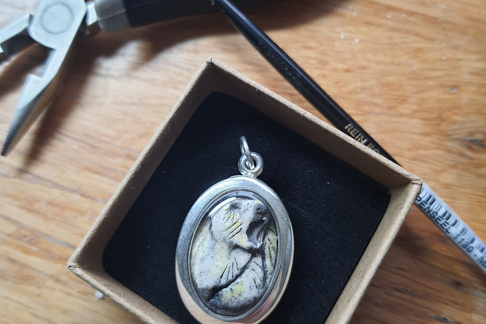 we maken samen of bespreken samen een amulet
