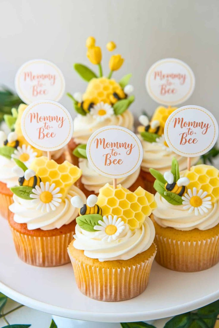 Baby shower in Miramas with soft decorations and delicious buffet.
