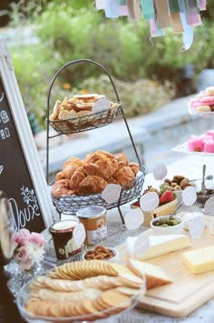 Baby shower décorée dans un jardin verdoyant du 5ᵉ arrondissement, avec des éléments naturels, des fleurs fraîches et une ambiance romantique.