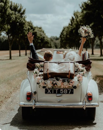 Voiture de mariée et couple