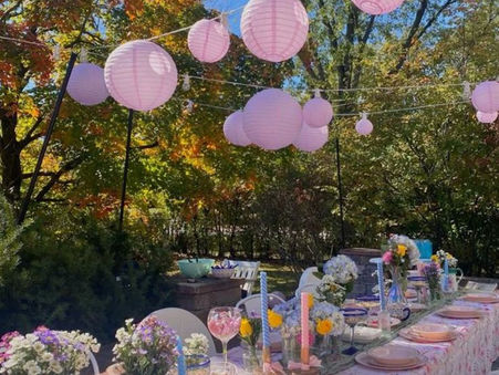 Baby shower à Alençon dans un jardin fleuri, avec table décorée de fanions, fleurs séchées et vaisselle douce aux tons pastel.
