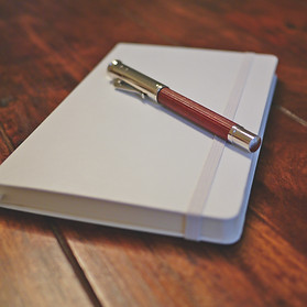 desk-empty-fountain-pen-notebook-303532.