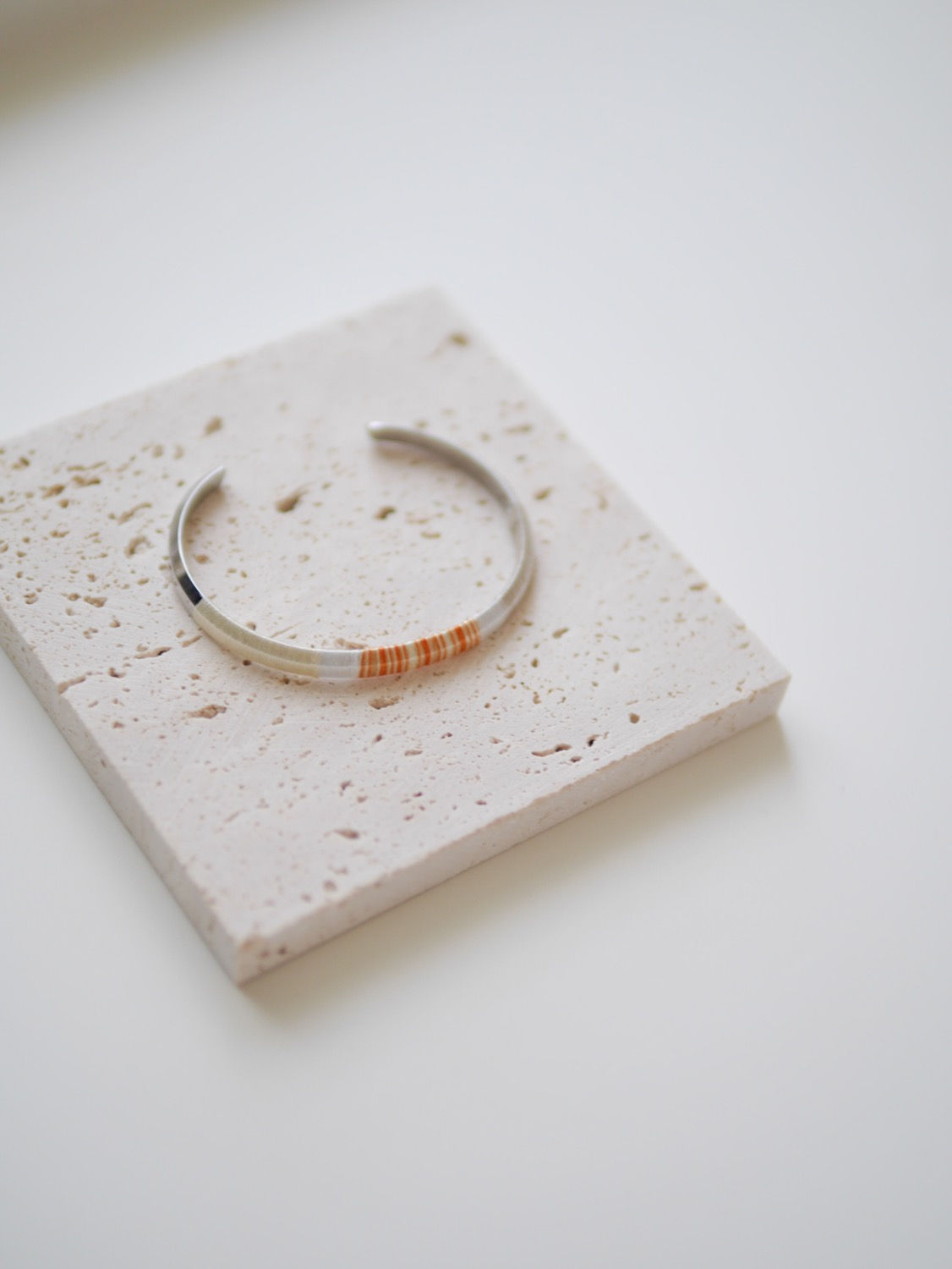 Diri｜橘花色絲線鈦鋼手鐲