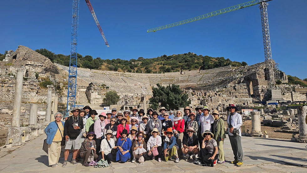에베소 원형극장 앞에서 보수공사중이었어요.
