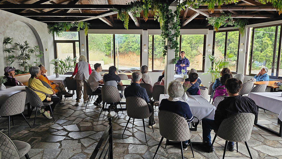 수도원 탐방후 식당 한 공간을 빌려서 주일예배를 드렸습니다.