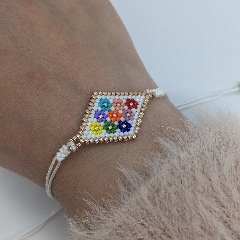 Miniatura: floral beaded braclet on a hand