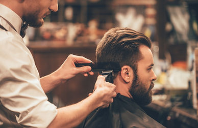 Coiffeur coupant les cheveux