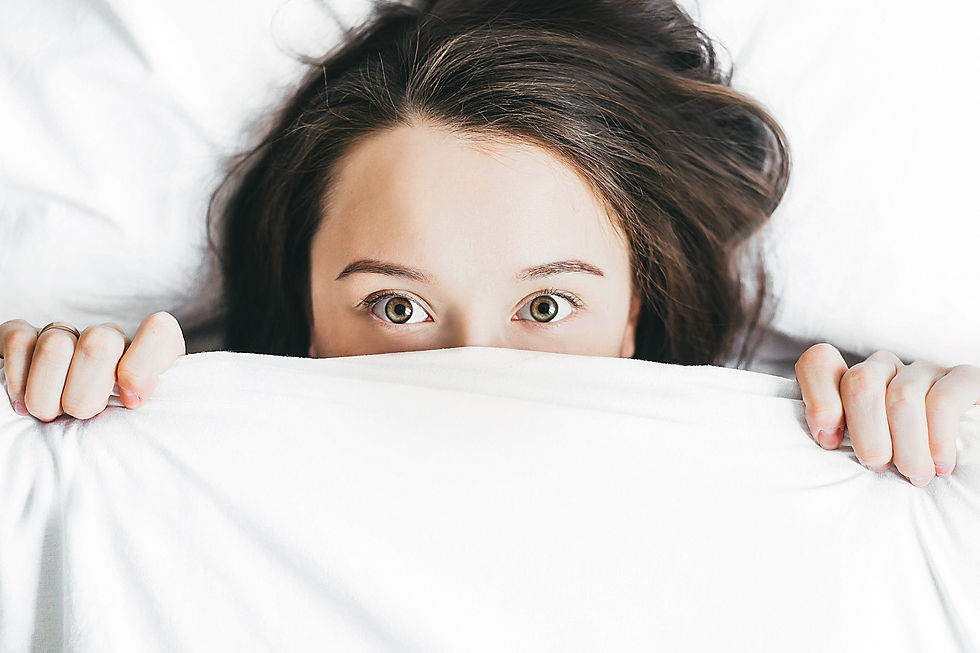 Eine junge Frau, die im Bett liegt