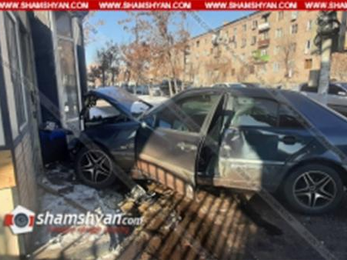 Դուրս է եկել երթևեկելի գոտուց, բախվել կրպակին և հայտնվել հետիոտնի համար նախատեսված մայթին