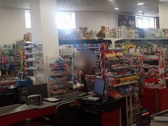 Կինը սուպերմարկետի դրամարկղի մոտ թռցրել է դրմապանակ, որում 100 հազար դրամ է եղել (տեսանյութ)