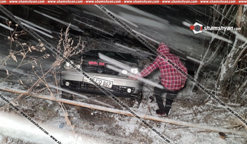 Մերկասառույցի պատճառով Volkswagen-ը բախվել է գազատար խողովակներին և հայտնվել ձորակում