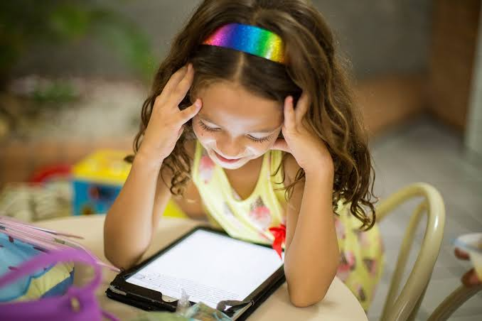 Proteger niñas, niños y adolescentes en los entornos digitales contenido