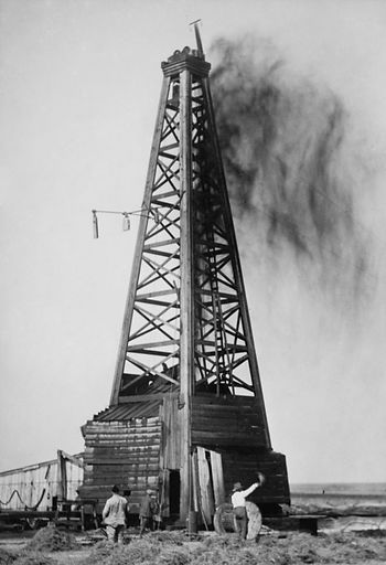 Gusher_Okemah_OK_1922.jpg
