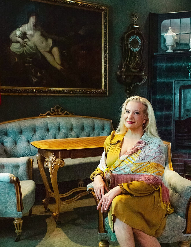 Eventmoderatorin Susanne Hermanski sitzend in einem königlichen Raum