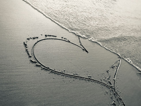 Herz in Strand gemalt