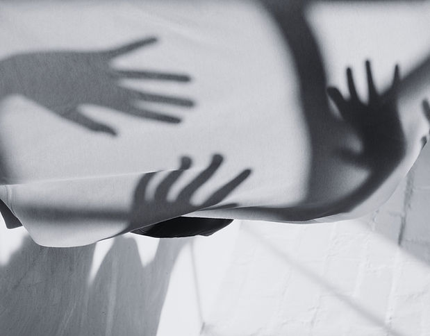 Schatten von Händen auf Papier