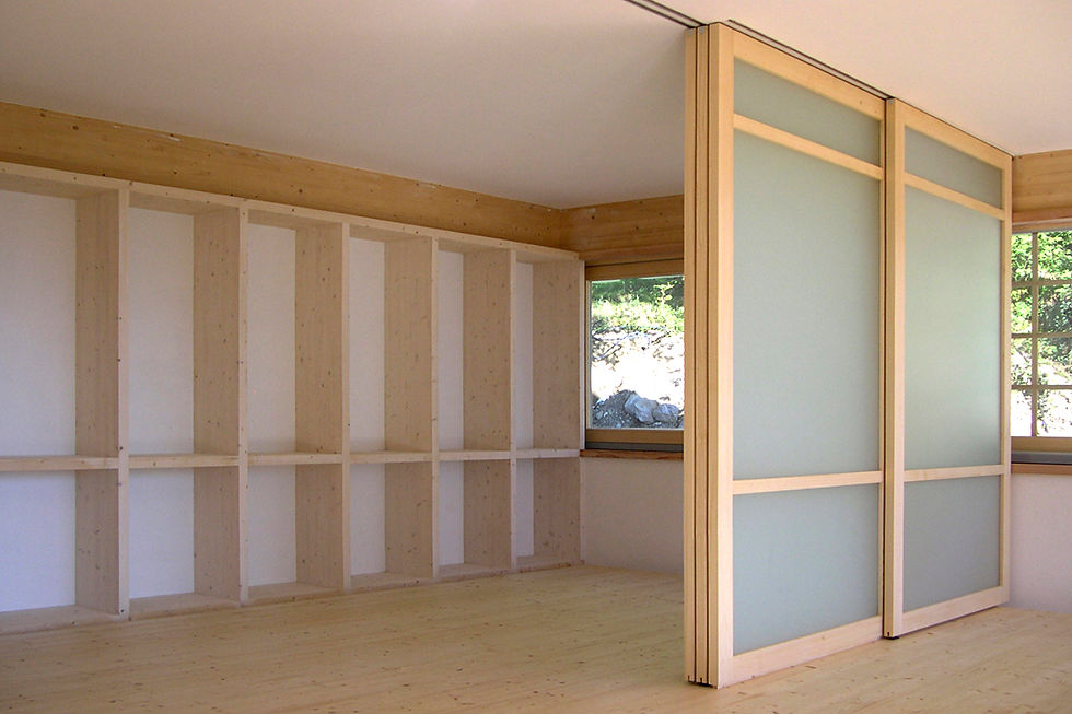 Zimmer mit Regalwand