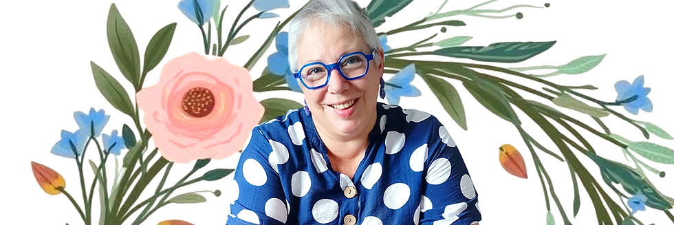 Portrait d'une femme souriante en chemise bleue à pois blancs devant un fond illustré de fleurs, format large paysage