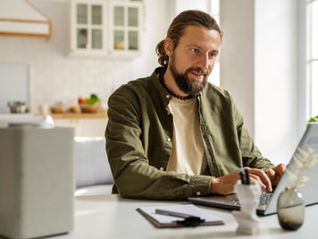Un homme qui se connecte a son ordinateur