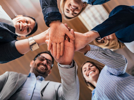 Des personnes qui se tapent dans la main