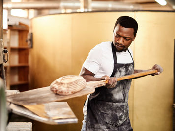 un boulanger qui travaille