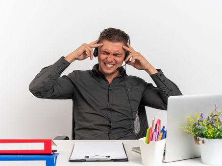 Un homme qui se tient la tête