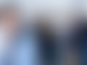 businessman qui reflechit devant une équipe de collègues