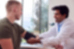 docteur qui examine un jeune homme dans son cabinet