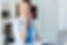 Docteur souriante dans son bureau