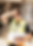 Homme s'essuyant le visage