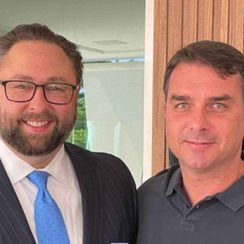 Conselheiro de Trump afirma que Flávio Bolsonaro “já ganhou” disputa pela direita