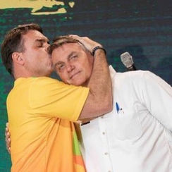Flávio Bolsonaro diz que pai “escapou por pouco” após internação em Brasília