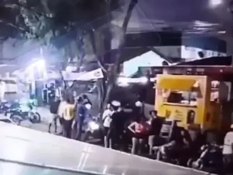 Vídeo: bandido rouba carro de motorista de app e atropela 6 pessoas câmera de segurança mostraram o momento do atropelamento no bairro Cajazeiras IV, em Salvador - BA