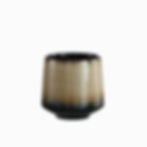 Besondere Keramiktasse in Beige und Schwarz.