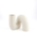 Minimalistische Vase von vorne aufgenommen, weißer Hintergrund.