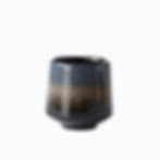 Besondere Keramiktasse in Blau und Schwarz.