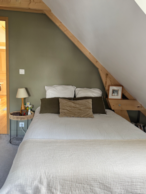 Chambre au 1er étage pour deux personnes. Cocon.