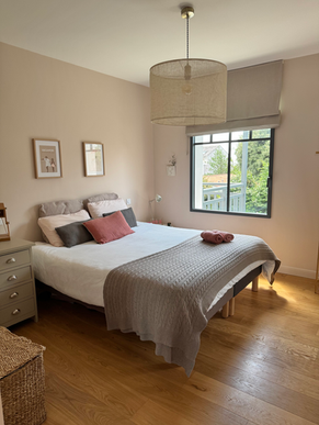 Chambre rez-de-chaussée, vue piscine et jardin
