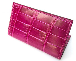 Porte Carte en crococile rose réalisée par un artisan maroquinier à Paris